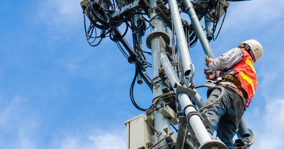 Prądu nie ma łącznie 6,5 tysiąca gospodarstw domowych z okolic Krosna, Sanoka i Mielca. Powodem problemów z dostawą energii jest silny wiatr.