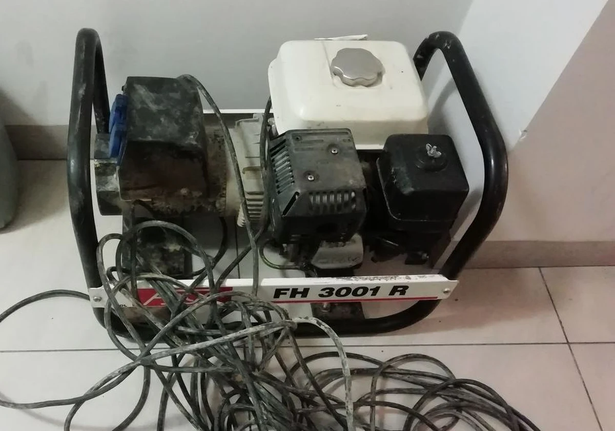 Policjanci ze Strzyżowana Podkarpaciu odzyskali skradziony agregat prądotwórczy, który służył niepełnosprawnemu dziecku. Zatrzymano trzech młodych mężczyzn. Za kradzieże grozi im do 5 lat pozbawienia wolności.

