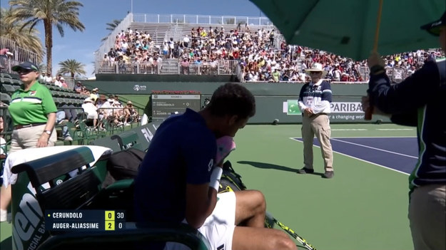 Felix Auger-Aliassime w trzeciej rundzie Indian Wells pokonał Francisco Cerundolo i zameldował się w kolejnej rundzie turnieju. Rozstawiony z numerem ósmym Kanadyjczyk pokonał Argentyńczyka, chociaż podczas meczu miał małe problemy zdrowotne. Tenisista uderzył się na tyle pechowo, że na jego podbródku pojawiła się krew, przez co konieczna była interwencja sztabu medycznego. Na szczęście zawodnik szybko wrócił do gry i kontynuował rywalizację na korcie.
