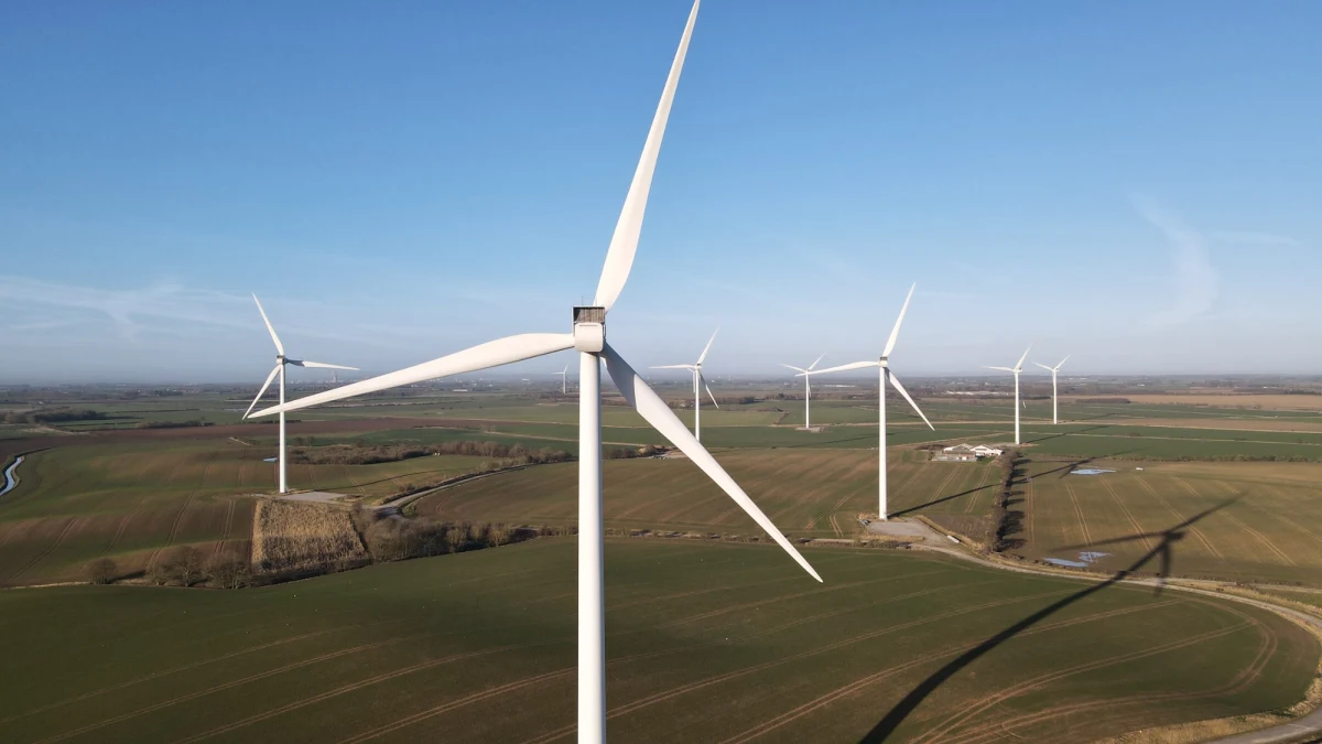 Prezydent Andrzej Duda podpisał nowelizację "ustawy wiatrakowej" - poinformowała prezydencka minister Małgorzata Paprocka. Ustawa przewiduje, że minimalna odległość turbin wiatrowych od zabudowań ma wynosić 700 metrów, a nie jak obecnie 10-krotność maksymalnej wysokości turbiny, tzw. reguła 10H.