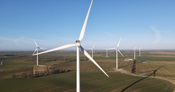 Prezydent Andrzej Duda podpisał nowelizację "ustawy wiatrakowej" - poinformowała prezydencka minister Małgorzata Paprocka. Ustawa przewiduje, że minimalna odległość turbin wiatrowych od zabudowań ma wynosić 700 metrów, a nie jak obecnie 10-krotność maksymalnej wysokości turbiny, tzw. reguła 10H.