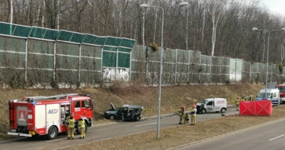 Jedna osoba zginęła, a trzy zostały ranne w zderzeniu dwóch samochodów, do którego doszło na al. Marszałkowskiej w Częstochowie. Do wypadku doszło, gdy kierowca jednego z aut zatrzymał się, by usunąć pręt, leżący na jezdni.
