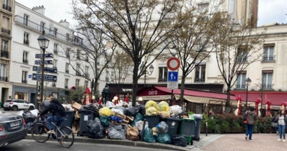 Zaostrza się trwający już od półtora tygodnia strajk pracowników paryskich slużb oczyszczania miasta. Protestują oni przeciwko forsowanemu przez prezydenta Emmanuela Macrona projektowi podwyższenia wieku emerytalnego z 62 do 64 lat. Coraz wyższe góry odpadów piętrzą się w eleganckich dzielnicach francuskiej stolicy.