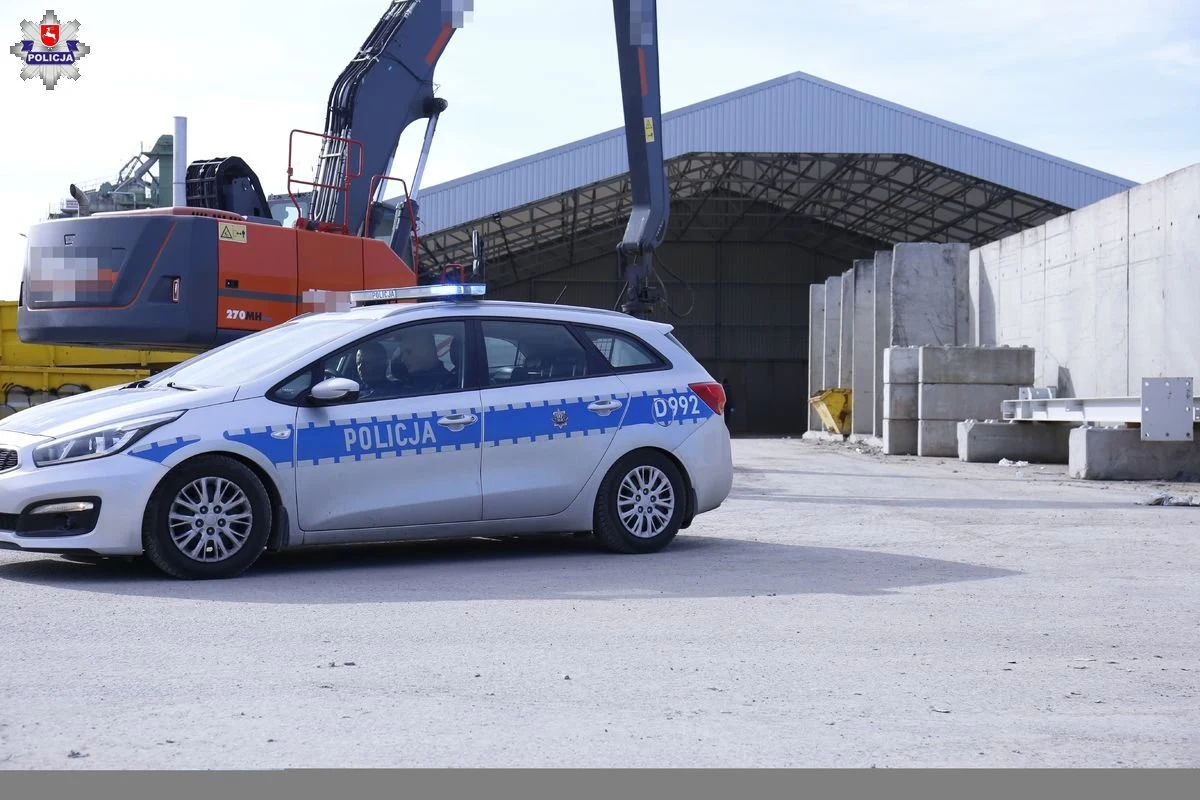 Policja wyjaśnia okoliczności wypadku, do którego doszło rano w jednej z lubelskich firm. 42-letni pracownik zginał na miejscu, przygnieciony betonową płytą. 

