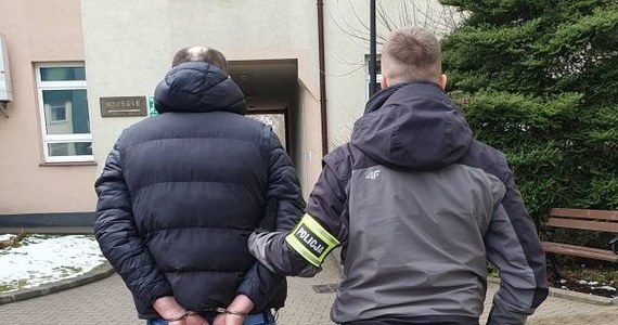 Dzięki reakcji świadka łódzcy policjanci zatrzymali 31-letniego Gruzina, który najpierw próbował okraść pasażerkę tramwaju, a potem groził scyzorykiem motorniczemu. Podejrzanemu grozi do 10 lat więzienia.

