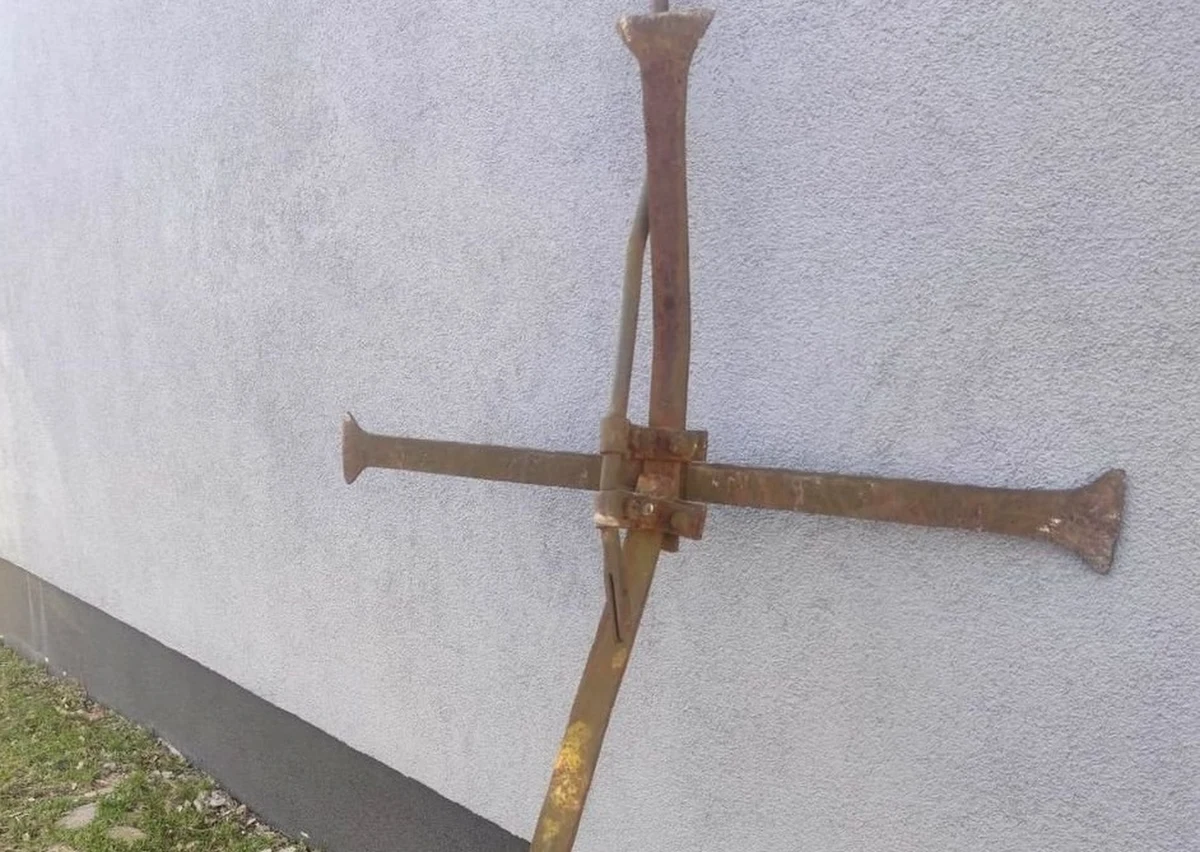 Dwumetrowy krzyż z 1920 roku umieszczony na ruinach cerkwi próbował ukraść 50-letni mieszkaniec gminy Lubycza Królewska na Lubelszczyźnie. Zdjęty ze ściany krzyż mężczyzna wiózł po pijanemu rowerem.