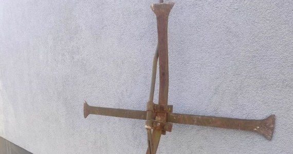 Dwumetrowy krzyż z 1920 roku umieszczony na ruinach cerkwi próbował ukraść 50-letni mieszkaniec gminy Lubycza Królewska na Lubelszczyźnie. Zdjęty ze ściany krzyż mężczyzna wiózł po pijanemu rowerem.