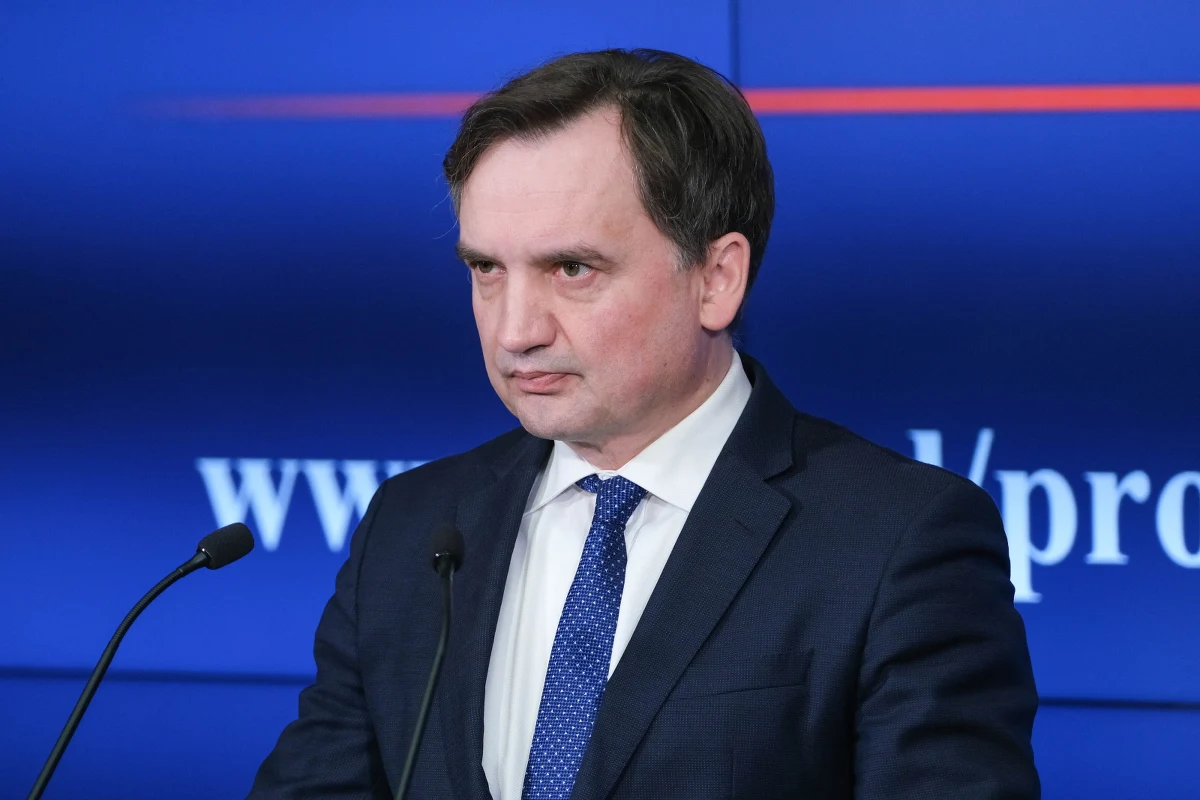 Pistolet Zbigniewa Ziobro jest mały, ale powiększony. Zaprojektowany do ochrony osobistej, ale używany też w celach sportowych. I przede wszystkim przenoszony w kaburze, ale tak, żeby go było widać, i dyskretnie, ale tak, że wszyscy już o nim wiedzą. 