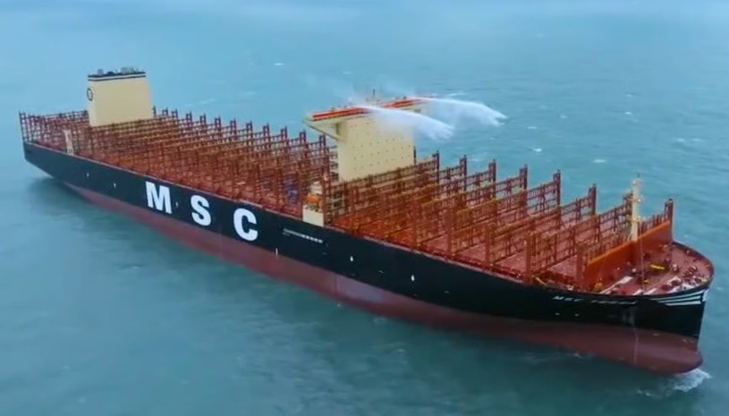 Chiński konglomerat stoczniowy China State Shipbuilding Corporation dostarczył armatorowi Mediterranean Shipping Company największy kontenerowiec na świecie - MSC Tessa może się pochwalić pokładem o powierzchni około czterech boisk piłkarskich!