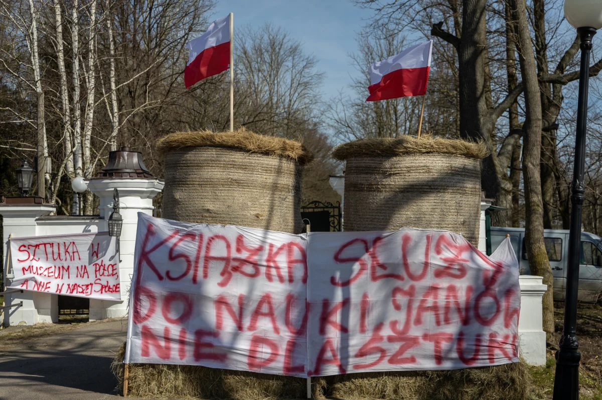 Protest pracowników stadniny koni w Janowie Podlaskim jest kontynuowany, ale po dzisiejszym spotkaniu z przedstawicielami Krajowego Ośrodka Wsparcia Rolnictwa ustalono, że w czwartek dojdzie do rozmów, które mogą doprowadzić do rozwiązania konfliktu. Pracownicy państwowej stadniny koni arabskich całą noc poniedziałku na wtorek pilnowali bramy wjazdowej do obiektu. Nie chcą wpuścić tam Hanny Sztuki, którą na stanowisko pełniącej obowiązki prezesa powołał KOWR. 