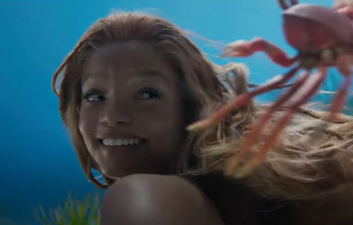 W sieci pojawił się właśnie zwiastun bardzo oczekiwanego filmu "Mała syrenka" Roba Marshalla. Aktorska wersja słynnej animacji to inspirowana baśnią Andersena opowieść o syrence Ariel, córce władcy oceanów Trytona. Tę rolę zagra czarnoskóra Halle Bailey. 