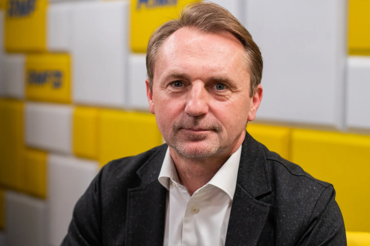 Dariusz Blocher, ekspert rynku nieruchomości nie pozostawia złudzeń. Ceny nieruchomości nie będą spadały. „Jeżeli patrzymy na strukturę kosztu budowy: ziemia, materiały, koszty pracy to ja nie widzę możliwości, żeby ceny spadały, realnie patrząc na obecną inflację. Raczej będą rosły. Byleby nie rosły po 40 proc. rocznie” – powiedział gość Rozmowy w południe w RMF FM. Ekspert dodaje, że spodziewa się jednocyfrowego wzrostu cen nieruchomości w tym roku. Planującym kupno mieszkania radzi szukać okazji już teraz. 