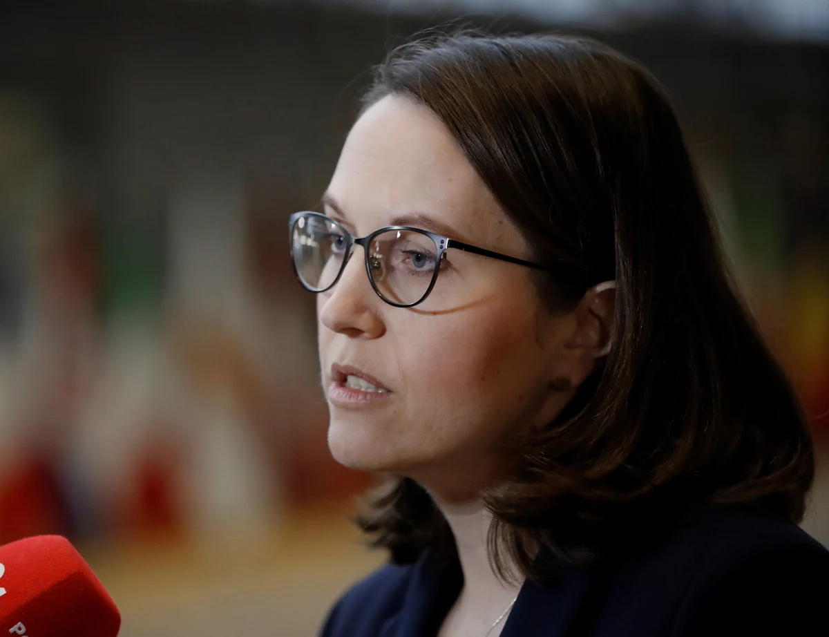 Polska zabiega w Unii Europejskiej o to, żeby wydatki na obronność, które wzrosły w Polsce w związku wojną w Ukrainie, nie były wliczane do deficytu finansów publicznych. Powiedziała o tym w Brukseli minister finansów Magdalena Rzeczkowska. 