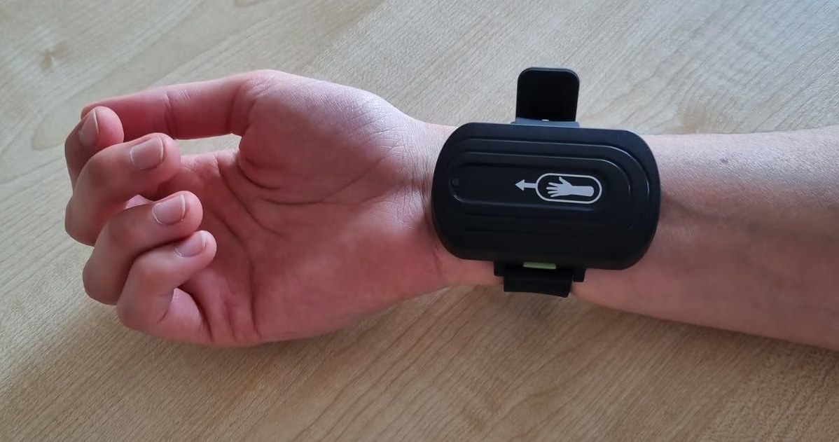 Wiele wskazuje na to, że innowacyjne urządzenie opracowane przez naukowców University of Nottingham ma szansę odmienić życie osób dotkniętych zespołem Tourette'a - to małe prądujące nadgarstek wearable zmniejsza nasilenie tików o co najmniej 25 proc.