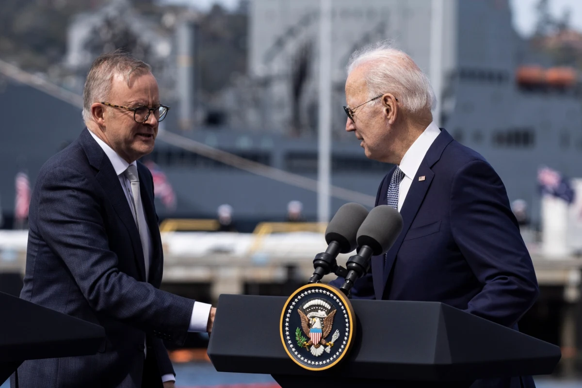 Australia, USA i Wielka Brytania zobowiązały się do nierozprzestrzeniania broni jądrowej w związku z porozumieniem obronnym AUKUS, zakładającym sprzedaż okrętów podwodnych o napędzie jądrowym oraz budowę takich okrętów w przyszłości przez Australię i Wielką Brytanię - poinformowała Międzynarodowa Agencja Energii Atomowej (MAEA). Porozumienie AUKUS ostro krytykują Chiny.