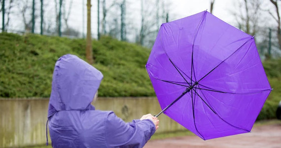 Silny wiatr na Dolnym Śląsku. Ostrzeżenia wydał Instytut Meteorologii i Gospodarki Wodnej. Najmocniej powieje w górach. Na Śnieżce może wiać w porywach z prędkością do 130 km/h.