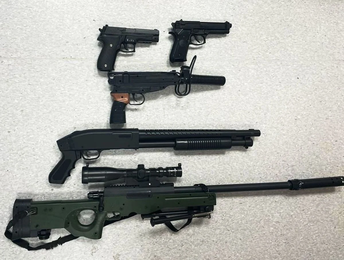 Policjanci z Ursynowa złapali dwóch 14-latków, którzy terroryzowali mieszkańców jednego z osiedli na Ursynowie. Chłopcy niszczyli samochody i okradali innych nastolatków. Zebrali też prawdziwy arsenał, przygotowując się do napadu na osiedlowy sklep.