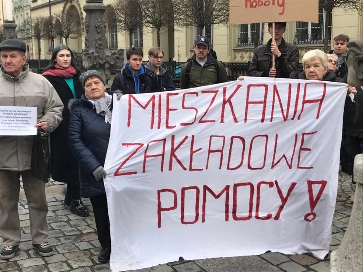 Manifestacja lokatorów byłych mieszkań zakładowych we Wrocławiu. Przed Ratuszem sprzeciwiali się, jak mówią - bierności władz miasta. Lokatorzy chcieliby, żeby samorząd wykupił sprywatyzowane przed laty mieszkania, korzystając z dotacji Banku Gospodarstwa Krajowego. Czekamy na wyliczenia - odpowiadają urzędnicy.
