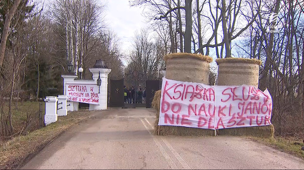 Wielka awantura w stadninie w Janowie Podlaskim. Pracownicy nie chcą wpuścić nowej prezes do ośrodka. Od wczoraj dyżurują przy bramie wjazdowej. Protestujący uważają, że to zmiana czysto polityczna i podkreślają, że to już siódma wymiana prezesa w ciągu ostatnich kilku lat.Materiał dla "Wydarzeń" przygotowała Ewa Pajuro.