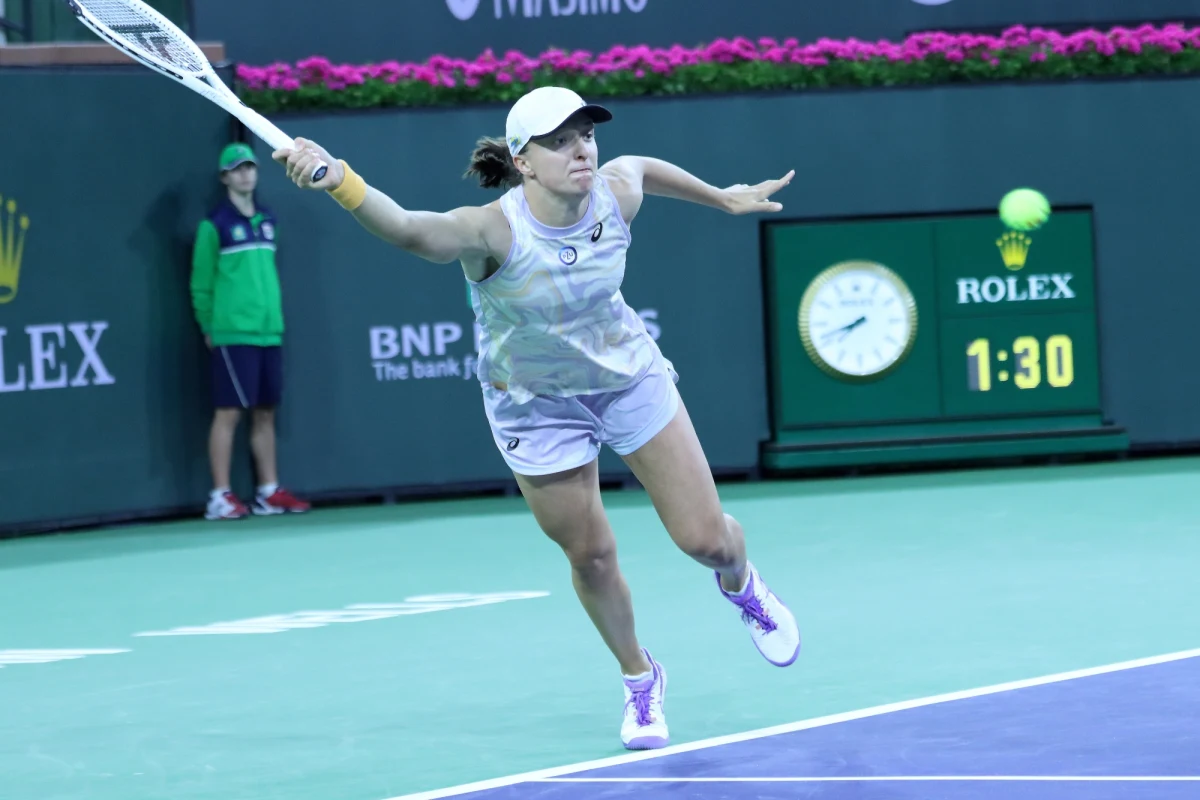 "Anastazja Potapowa nie powinna publicznie okazywać poparcia dla swojego kraju podczas inwazji na Ukrainę" - powiedziała Iga Świątek. Polka skrytykowała rosyjską tenisistkę za pojawienie się w koszulce piłkarskiego klubu Spartak Moskwa podczas turnieju w Indian Wells.