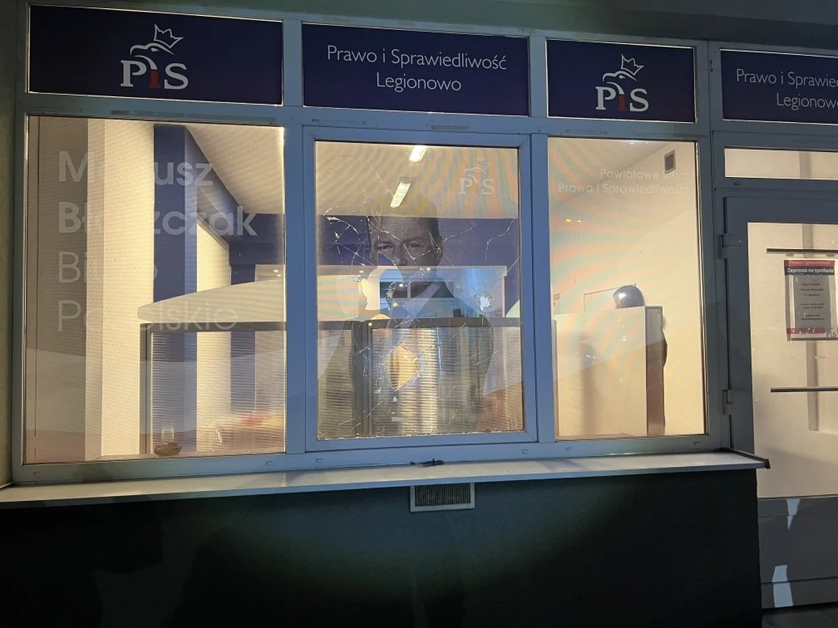 Co najmniej trzy kamienie z rąk nieznanych sprawców uszkodziły szybę biura poselskiego wicepremiera, szefa MON Mariusza Błaszczaka w Legionowie - poinformował rzecznik PiS Rafał Bochenek. Policja prowadzi czynności w tej sprawie.