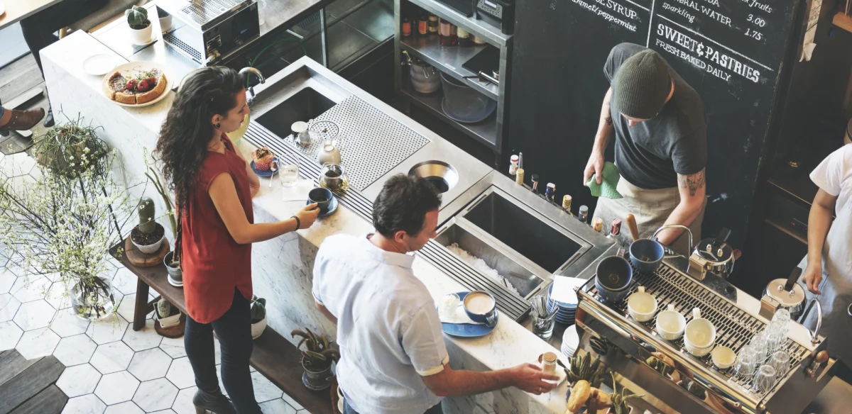 Ponad 55 proc. mikro, małych i średnich firm zapowiada, że w tym roku podwyższy ceny swoim klientom. 16 proc. deklaruje, że pozostanie przy dotychczasowych stawkach - wynika z badania Skaner MŚP. Najwięcej przedsiębiorstw chce zachować obecne ceny w transporcie, usługach i budownictwie. 