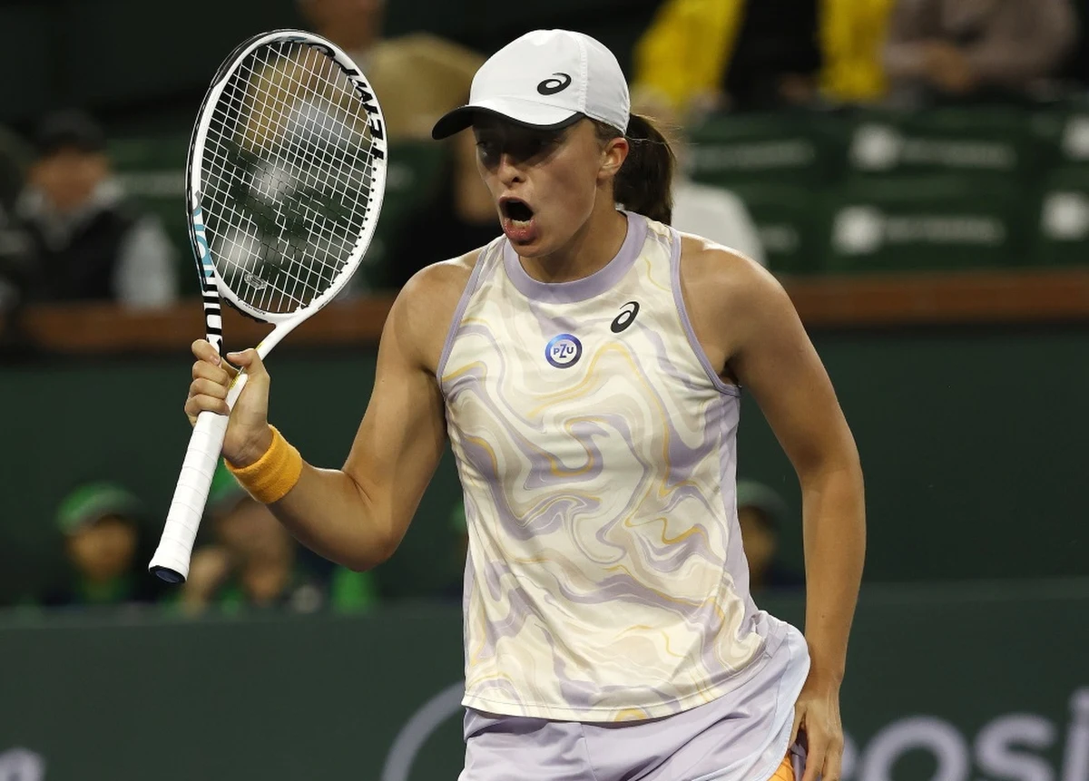 Iga Świątek rozprawiła się z Brytyjką Emmą Raducanu w 1/8 finału turnieju WTA 1000 w Indian Wells. Polska liderka światowego rankingu wygrała 6:3, 6:1. 