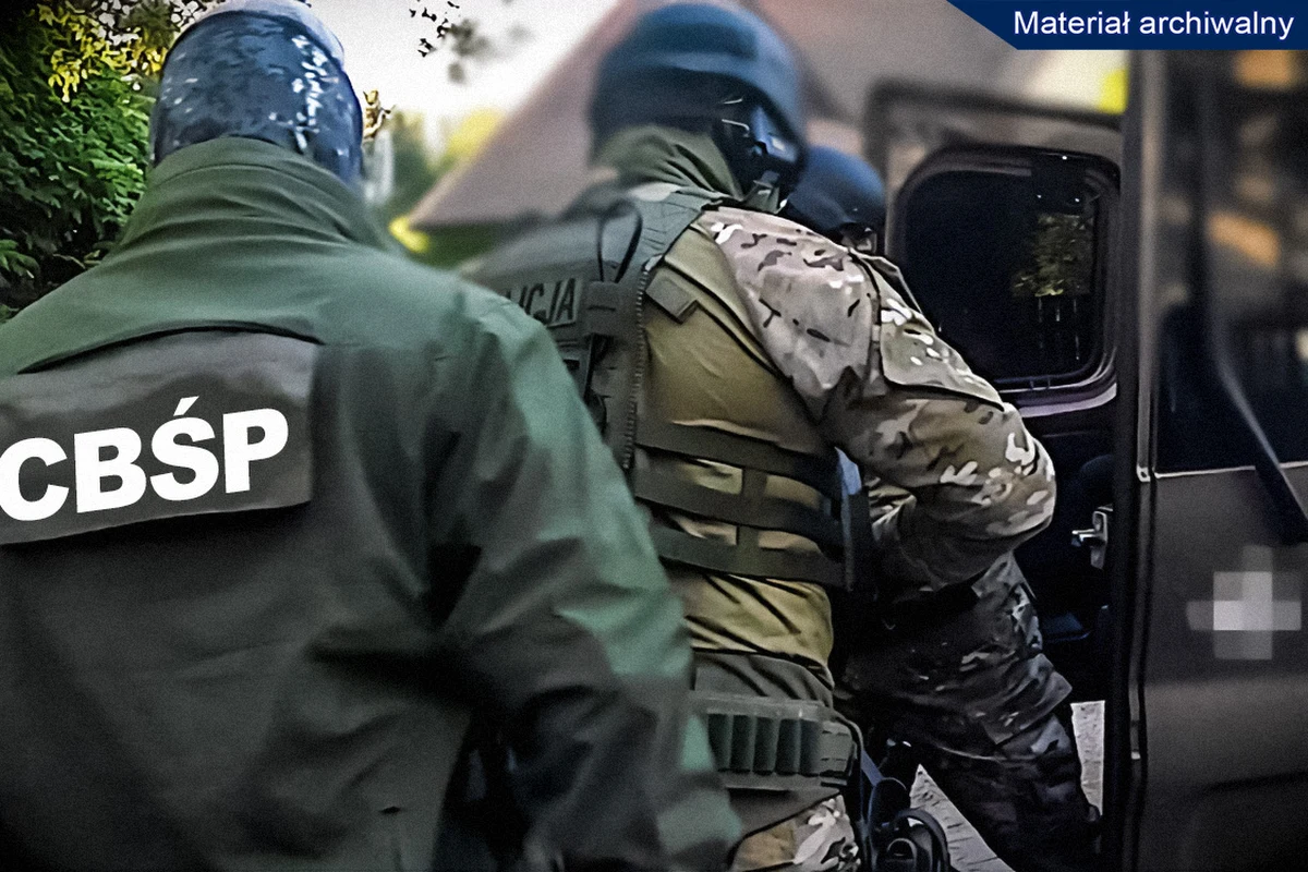 Kolejne 17 osób zostało zatrzymanych w śledztwie dotyczącym karuzeli podatkowej. We wspólnym śledztwie CBŚP, KAS i zachodniopomorskiego pionu Prokuratury Krajowej zarzuty usłyszało już niemal 330 osób. Sprawa dotyczy działalności zorganizowanej grupy przestępczej zajmującej się przestępczością podatkową. Straty Skarbu Państwa w wyniku działania gangu to około 50 mln zł.