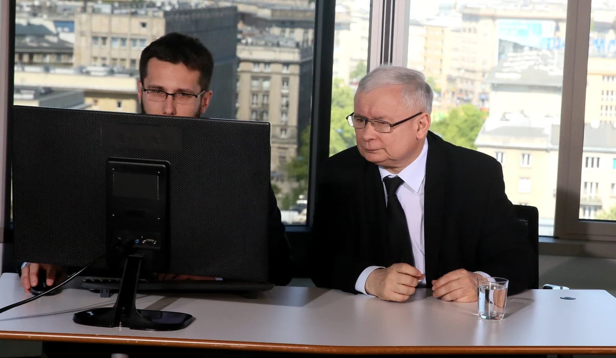 ​Nie tylko w regionach, po których rozjechali się politycy wszystkich partii, ale również w internecie kampania wyborcza trwa w najlepsze. Na ponad pół roku przed datą głosowania posłowie i senatorowie zabiegają o głosy wszędzie, także poprzez viralowe filmy i aktywność w mediach społecznościowych. Jak wynika z analiz Instytutu Badania Internetu i Mediów Społecznościowych na tym etapie to PiS lepiej odpowiada na potrzeby internautów.