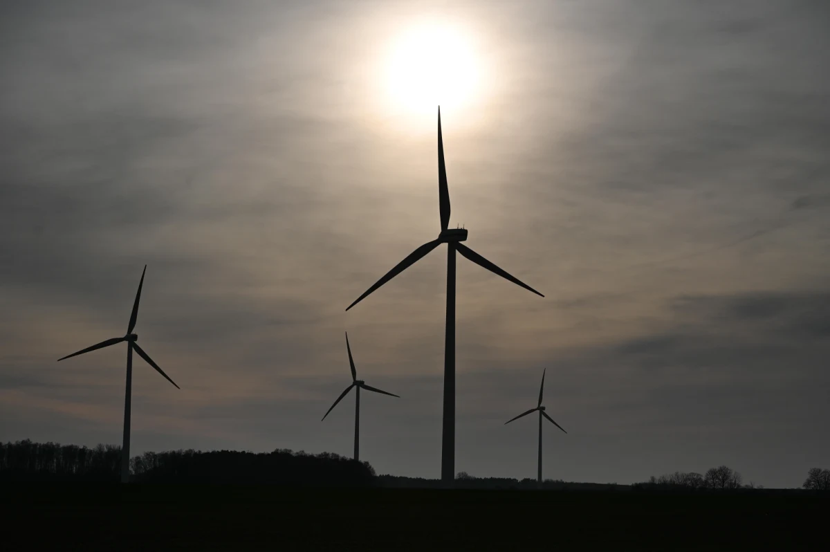 Po zmianach w ustawie wiatrakowej średnio w skali całego kraju tracimy 47 proc. powierzchni Polski, przechodząc tylko z proponowanej zasady 500 na 700 metrów - twierdzi Michał Hetmański, prezes zarządu Fundacji Instrat. Wczoraj prezydent Andrzej Duda podpisał nowe przepisy. Ustawa przewiduje, że minimalna odległość turbin wiatrowych od zabudowań ma wynosić 700 metrów, a nie jak obecnie 10-krotność maksymalnej wysokości turbiny, tzw. reguła 10H. Nie wprowadzono jednak proponowanej wcześniej zasady 500 metrów. Zdaniem gościa Radia RMF24 taka zmiana mogła znacznie przyczynić się do oszczędności całego państwa, a także być odczuwalna w portfelach zwykłych Polaków, bo obniżyłaby ceny prądu. 