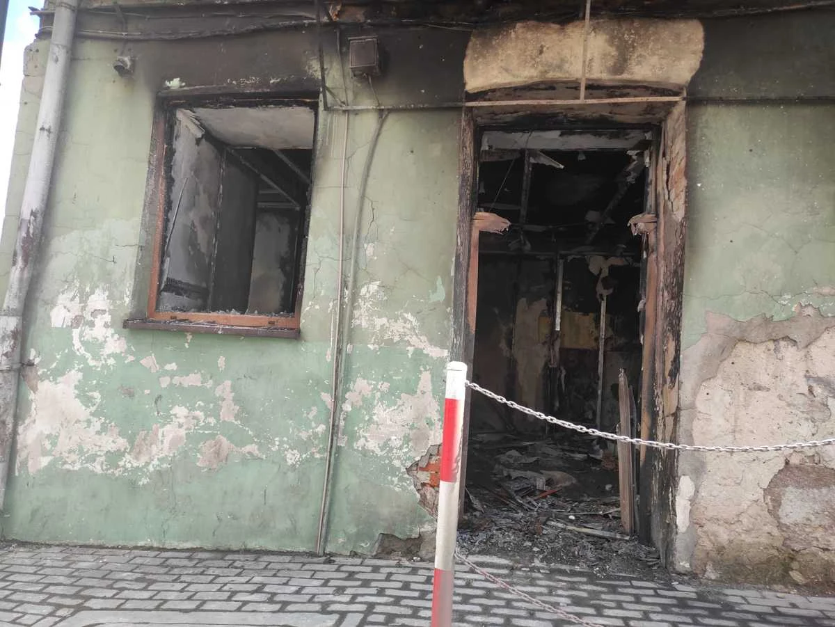 34-latek z Sierpca odpowie za podpalenie salonu gier. Jak ustalili policjanci mężczyzna przegrał tam wcześniej kilkadziesiąt tysięcy złotych. Sfrustrowany podpalił lokal, a potem w płonącej odzieży wskoczył do rzeki.

