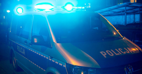 Policja wyjaśnia okoliczności śmierci 24-letniego mężczyzny, który zginął wczoraj nad ranem w Gdyni-Redłowie. Z naszych nieoficjalnych informacji wynika, że jedną z wersji badanych przez policję, jest zabójstwo. Do tragedii doszło na terenie działek przy alei Zwycięstwa.
