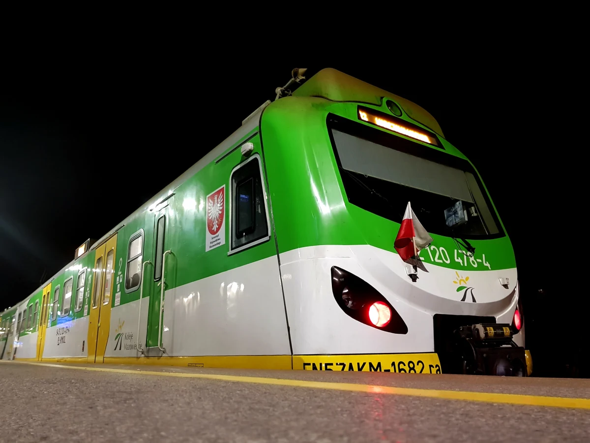 Polskie Linie Kolejowe próbują opanować chaos na torach w Warszawie. Odwołanych zostało kilkanaście pociągów Kolei Mazowieckich i 8 składów SKM. Ponadto przez ostatnie dwa dni niemal wszystkie pociągi kursujące przez stolicę były opóźnione.