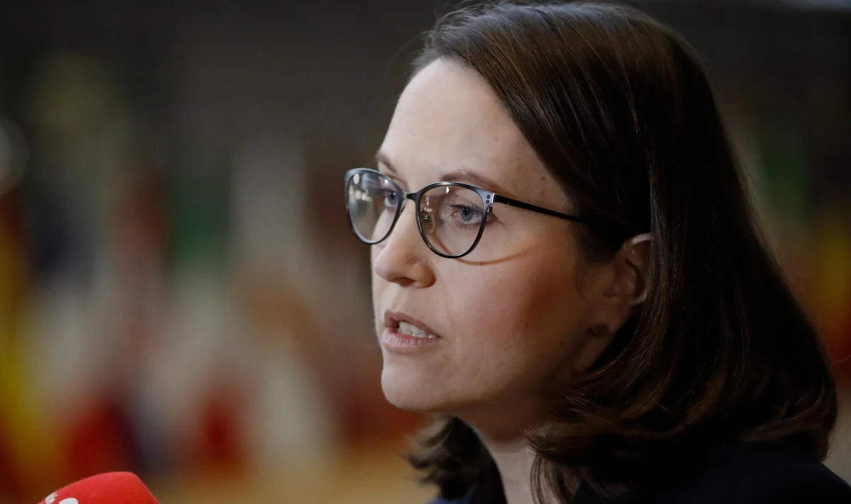 Pracujemy nad zakresem i sposobem wdrożenia unijnego rozwiązania dotyczącego tzw. opłaty solidarnościowej od nadmiarowych zysków w obszarze polityki energetycznej - poinformowała minister finansów Magdalena Rzeczkowska. 