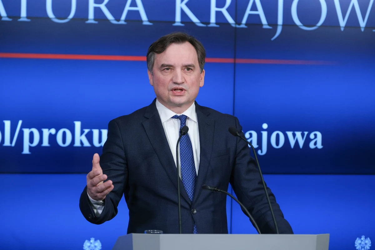 W sądzie toczy się sprawa podżegania do zabójstwa m.in. Zbigniewa Ziobry przez "króla dopalaczy" Jana S. Ustalenia śledztwa spełniają wszystkie prawne przesłanki do posiadania przez ministra broni do celów ochrony osobistej - informuje Prokuratura Krajowa.