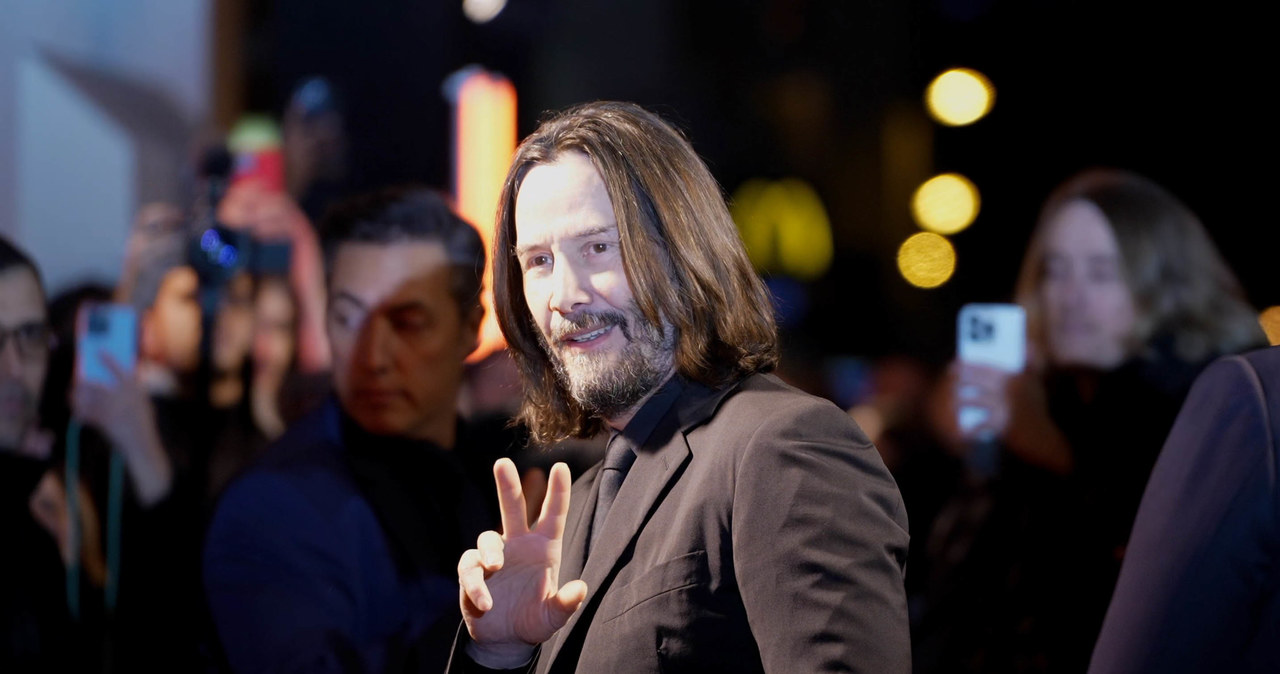 Mówi się, że Keanu Reeves to najskromniejszy, najbardziej życzliwy i empatyczny, ale jednocześnie najbardziej doświadczony przez życie aktor Hollywood. Rozdaje potrzebującym miliony dolarów, jeździ metrem, jada śniadania z bezdomnymi. Kobiety kochają go za skromność i wzrusza je trudna biografia aktora. Mężczyźni podziwiają go za sprawność fizyczną i chętnie umówiliby się z nim, by pogadać o szybkich motorach. 