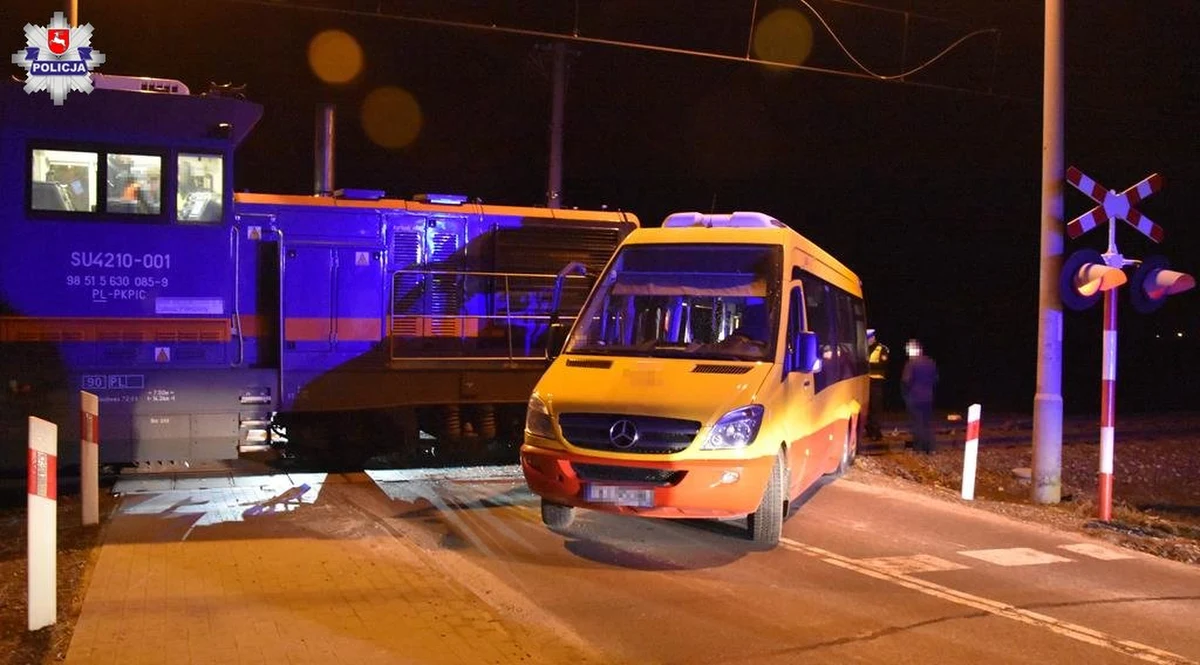 Poważny wypadek na torach. Niedaleko stacji kolejowej Sulów, lokomotywa wjechała w autobus komunikacji miejskiej. Kierowca nie mógł zjechać z torów z powodu awarii autobusu, nie zdążył też ostrzec maszynisty nadjeżdżającego pociągu. Na miejscu pracowali policjanci i komisja kolejowa. Ruch pociągów na odcinku Kraśnik - Szastarka był tymczasowo wstrzymany.