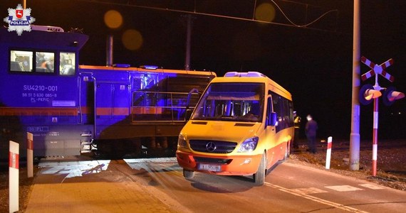 Poważny wypadek na torach. Niedaleko stacji kolejowej Sulów, lokomotywa wjechała w autobus komunikacji miejskiej. Kierowca nie mógł zjechać z torów z powodu awarii autobusu, nie zdążył też ostrzec maszynisty nadjeżdżającego pociągu. Na miejscu pracowali policjanci i komisja kolejowa. Ruch pociągów na odcinku Kraśnik - Szastarka był tymczasowo wstrzymany.