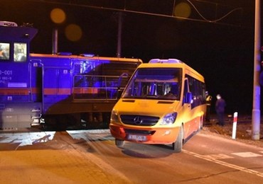 ​Autobus utknął na torach, wjechała w niego lokomotywa