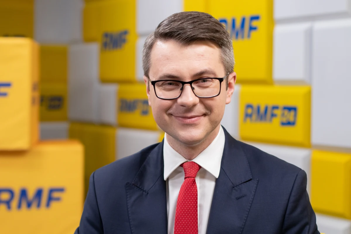 „Ten miesiąc, ewentualnie jeszcze kolejny te odczyty mogą być jeszcze wysokie, potem stopniowo będzie to spadało” – komentował podaną przez GUS inflację za luty na poziomie 18,4 proc. rzecznik rządu Piotr Müller. Zdaniem gościa Rozmowy w południe w RMF FM inflacja za marzec nie powinna być wyższa niż ta obecna. „Później trend jest wyraźnie wskazywany przez ekspertów spadkowy” – dodał. 