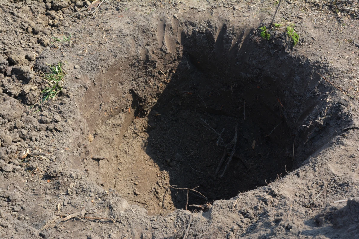 Eksperci Państwowej Służby Geologicznej z Państwowego Instytutu Geologicznego zbadają zapadlisko, które powstało na prywatnej posesji w Nowej Górze koło Krzeszowic w Małopolsce. Ma ono głębokość 7 metrów i szerokości 1,5 metra. Na razie nie wiadomo, co mogło być przyczyną powstania dziury.

