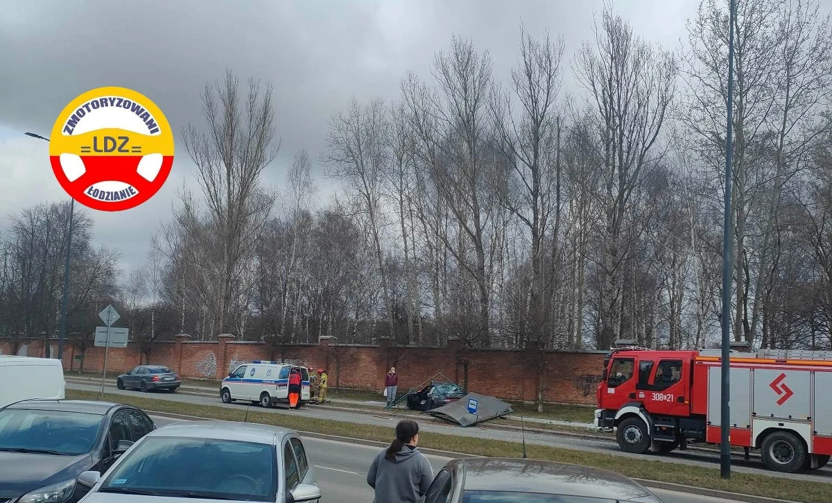 Do groźnego wypadku doszło na skrzyżowaniu ul. Brackiej i Spornej w Łodzi. Pędzące z dużą prędkością porsche skasowało wiatę przystankową MPK. Kierowca i pasażer trafili do szpitala. 