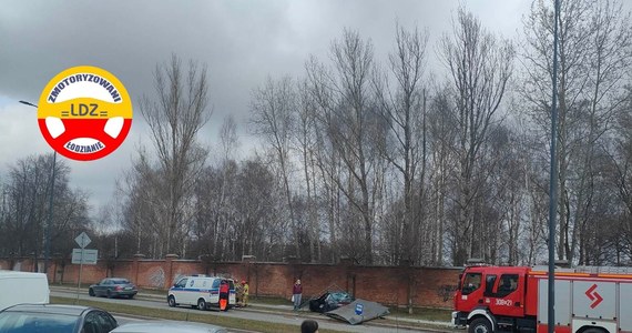 Do groźnego wypadku doszło na skrzyżowaniu ul. Brackiej i Spornej w Łodzi. Pędzące z dużą prędkością porsche skasowało wiatę przystankową MPK. Kierowca i pasażer trafili do szpitala. 