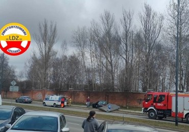 Porsche pędziło ulicami Łodzi. Skasowało wiatę przystankową