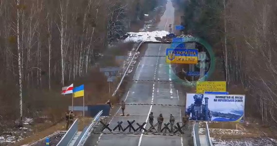 Ukraińscy pogranicznicy zrobili psikusa swoim białoruskim odpowiednikom. Na jednym z przejść granicznych zawiesili białoruską flagę obok ukraińskiej. Sęk w tym, że zamiast oficjalnej flagi wybrali historyczną - biało-czerwono-białą, która jest obecnie zabroniona na Białorusi.