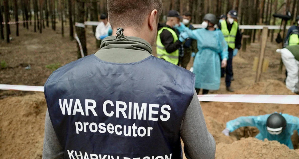 Rosjanie bili mnie młotem kowalskim, znęcali się nad mną psychicznie, strzelali mi obok głowy. Po tych torturach nie mogłem chodzić przez dwa miesiące - wyznał w rozmowie z Radiem Swoboda Ołeksandr, mieszkaniec okupowanego w ubiegłym roku przez najeźdźców Wołczańska w obwodzie charkowskim. 