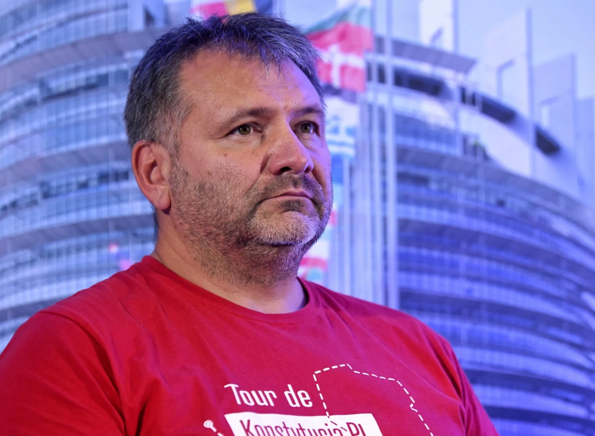 Sąd Okręgowy w Katowicach w procesie, jaki wytoczył Sądowi Okręgowemu w Krakowie tamtejszy sędzia Waldemar Żurek, uwzględnił większość jego wniosków, m.in. przywrócił go do orzekania w wydziale, z którego został przesunięty – w rygorze natychmiastowej wykonalności.