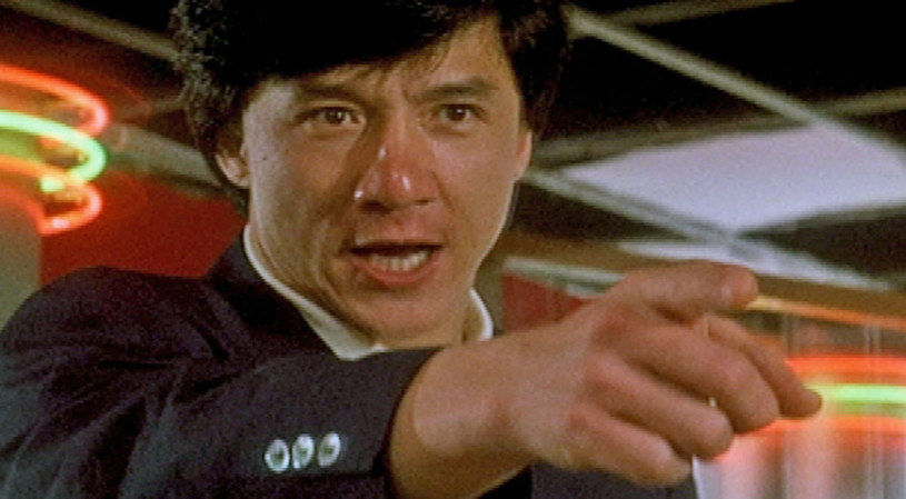Sensacyjna komedia "Policyjna opowieść" z 1985 roku przyniosła Jackiemu Chanowi ogromną popularność i pozwoliła mu na dobre rozpocząć karierę w Hollywood. Aktor, który uznaje ją za najlepszy film akcji w swojej karierze, powracał do tej serii jeszcze pięć razy. Teraz powróci po raz szósty. W trakcie prezentacji projektów studia Emperor Motion Pictures (EMP) zapowiedziano właśnie powstanie filmu "Nowa policyjna opowieść 2". Do kin ma trafić jeszcze w tym roku.