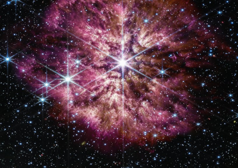 Kosmiczny Teleskop Jamesa Webba podzielił się kolejnym wyjątkowym odkryciem, 15 tys. lat świetlnych od Ziemi dostrzegł niezwykle rzadki widok, a mianowicie gwiazdę na krawędzi transformacji, przechodzącą fazę Wolfa-Rayeta.