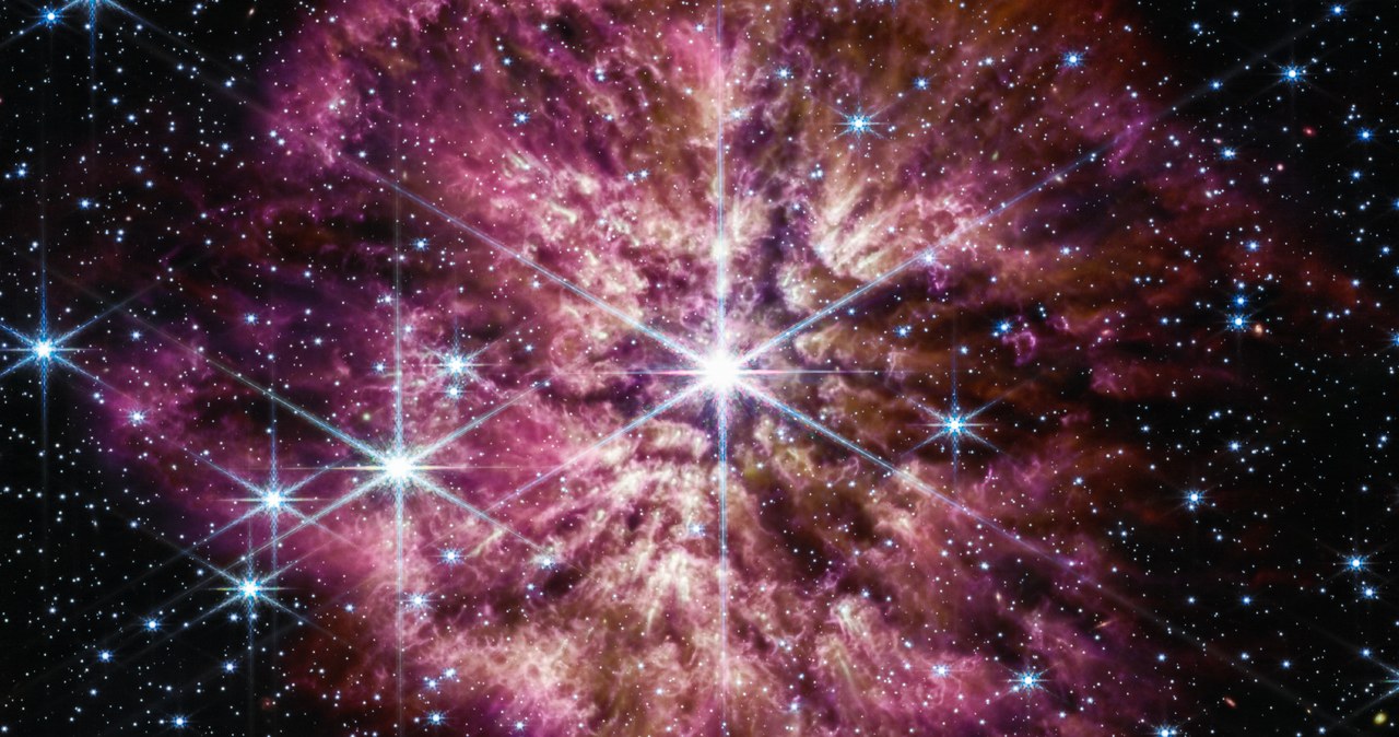 Kosmiczny Teleskop Jamesa Webba podzielił się kolejnym wyjątkowym odkryciem, 15 tys. lat świetlnych od Ziemi dostrzegł niezwykle rzadki widok, a mianowicie gwiazdę na krawędzi transformacji, przechodzącą fazę Wolfa-Rayeta.